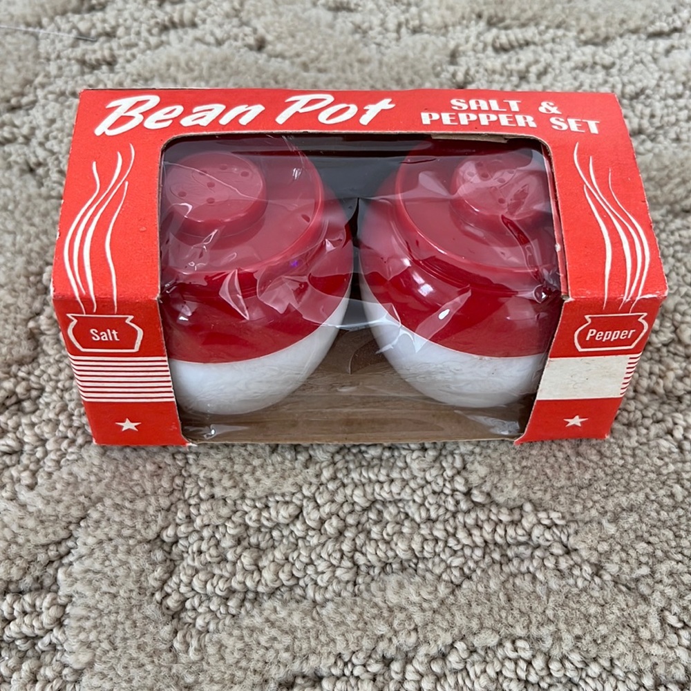 Vintage Bean Pot Salt and Pepper Shakers. NOS